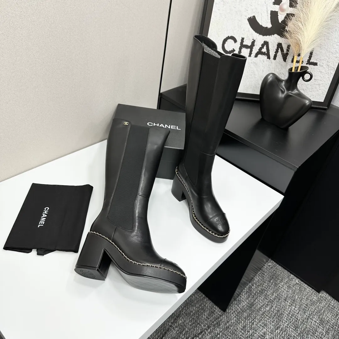 👟👟Ex-factory price 960👟👟 CHANEL Xiaoxiang 2024 autumn and winter sheepskin boots high boots knight boots The version is also the basic version of the Martin boots, neat and handsome. The upper is made of cowhide, super soft against the skin, wide and full, handsome and comfortable. The lining is soft water-dyed cowhide. The sole is original rubber outsole. Exclusive top quality 35-39. 40 customized
